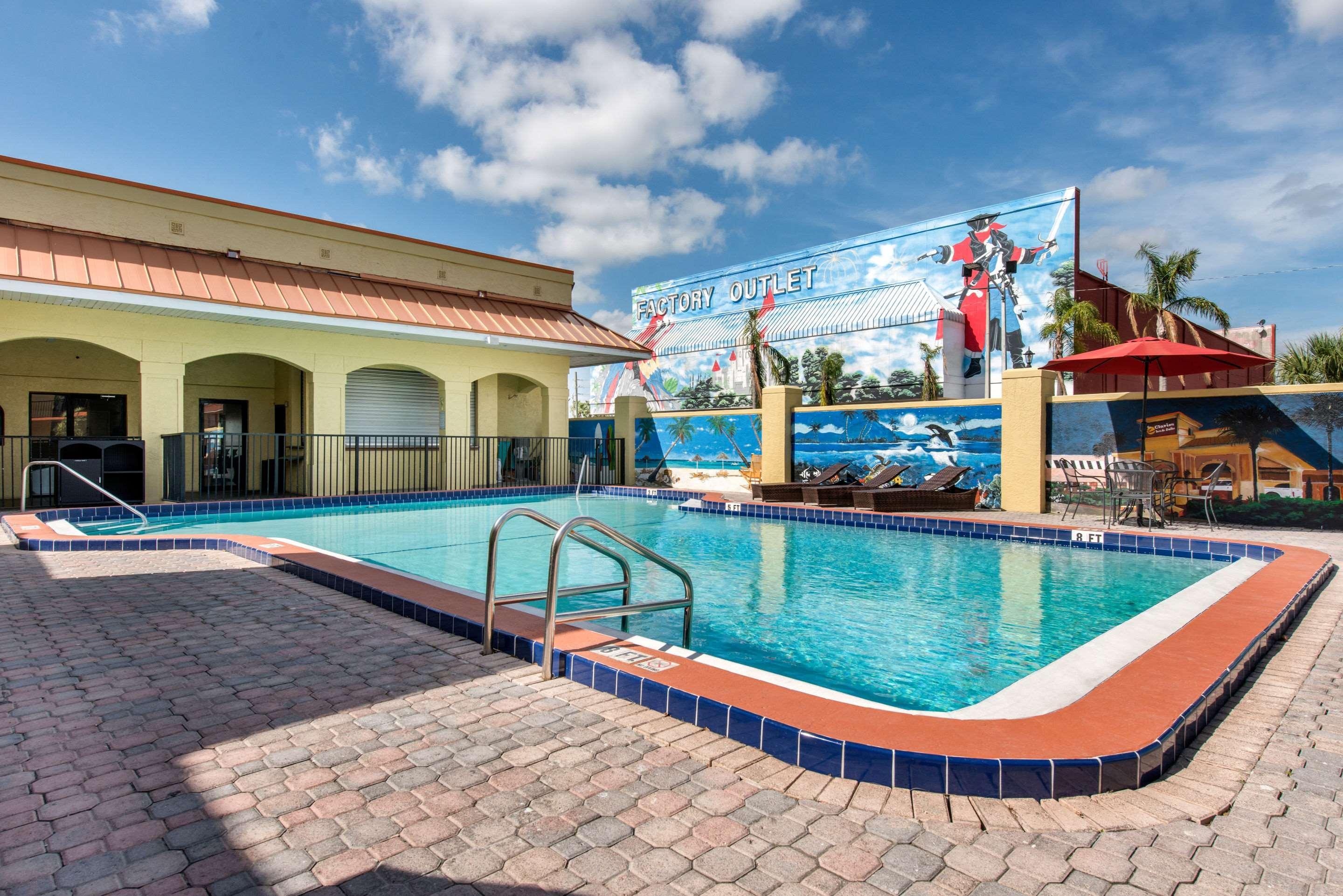 Clarion Inn & Suites Kissimmee-Lake Buena Vista South Exterior photo