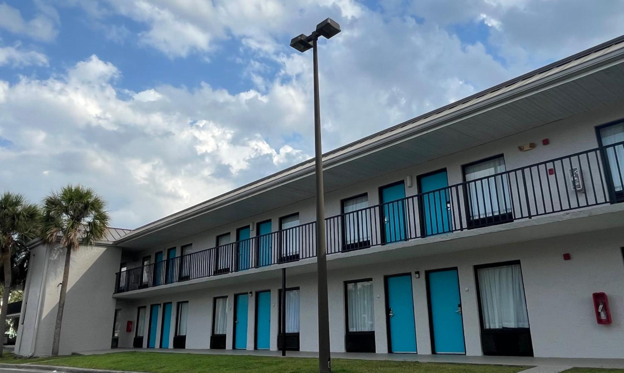 Clarion Inn & Suites Kissimmee-Lake Buena Vista South Exterior photo