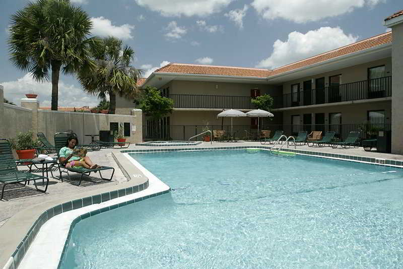 Clarion Inn & Suites Kissimmee-Lake Buena Vista South Exterior photo